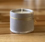 Paquete mod, Armo5 Vela fabricada con cera de soya en contenedor de yeso/ concreto , este paquete consta de 20 pzas, Con delicado aroma cada vela lleva su tarjeta con nombre y fecha del evento , un delicado cordón color oro o a decisión de cada cliente, si duda cada uno de sus invitados estarán felices y no olvidaran su evento