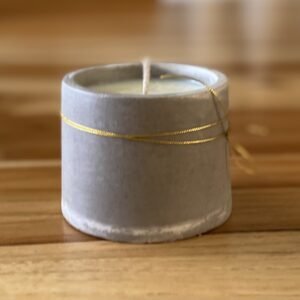 Paquete mod, Armo5 Vela fabricada con cera de soya en contenedor de yeso/ concreto , este paquete consta de 20 pzas, Con delicado aroma cada vela lleva su tarjeta con nombre y fecha del evento , un delicado cordón color oro o a decisión de cada cliente, si duda cada uno de sus invitados estarán felices y no olvidaran su evento