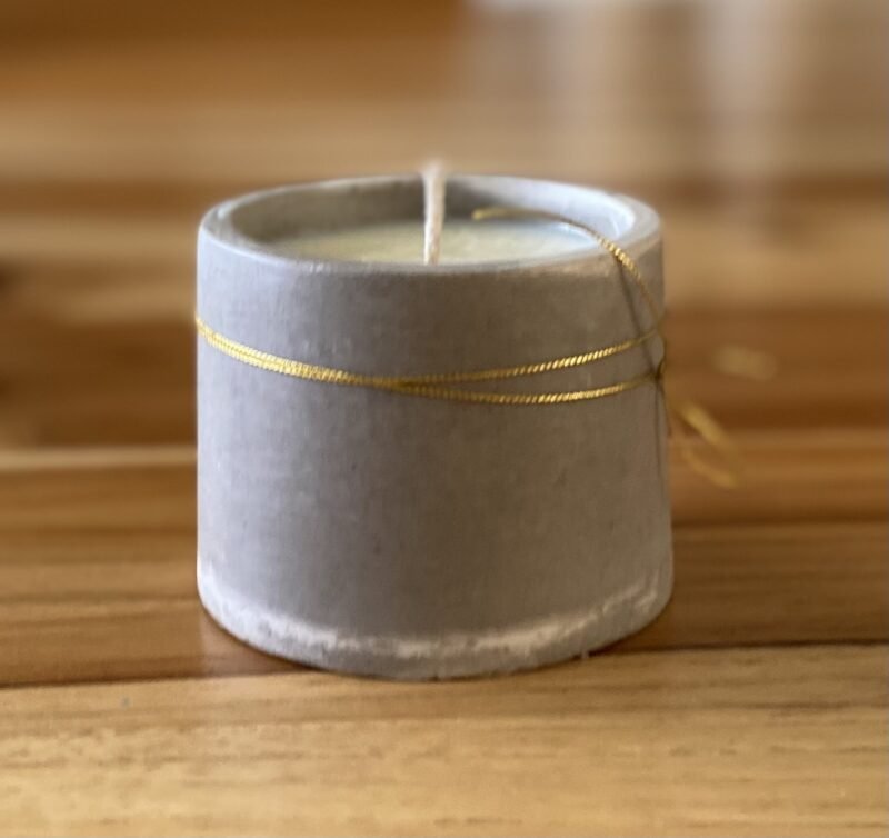 Paquete Mod, Armo5 Vela Fabricada Con Cera De Soya En Contenedor De Yeso/ Concreto , Este Paquete Consta De 20 Pzas, Con Delicado Aroma Cada Vela Lleva Su Tarjeta Con Nombre Y Fecha Del Evento , Un Delicado Cordón Color Oro O A Decisión De Cada Cliente, Si Duda Cada Uno De Sus Invitados Estarán Felices Y No Olvidaran Su Evento