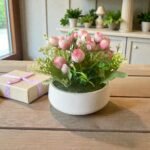 Arreglo Floral de Tulipanes Rosas y Blancos: Elegancia Chic para tu Espacio